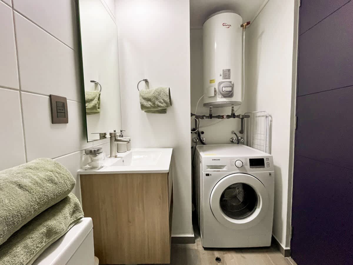 Modern Downtown Studio w/ Office & Pool Access