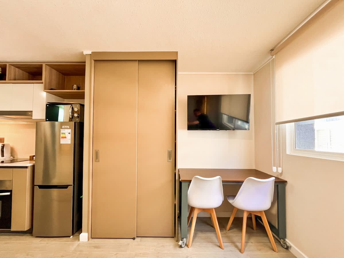 Modern Downtown Studio w/ Office & Pool Access