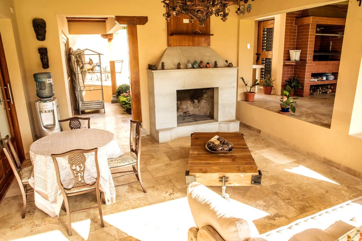 6BR/6BA Luxury Guayllabamba | BBQ Jacuzzi Pool