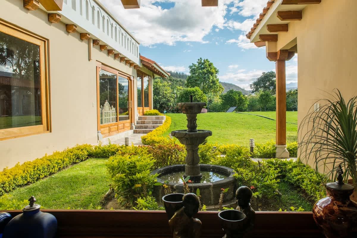 6BR/6BA Luxury Guayllabamba | BBQ Jacuzzi Pool