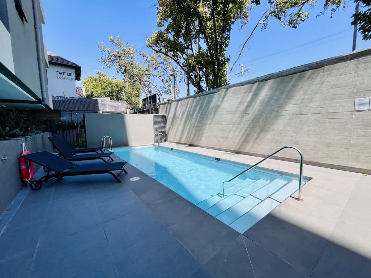 Smart Ñuñoa Studio: A/C, Gym, Pool & Balcony