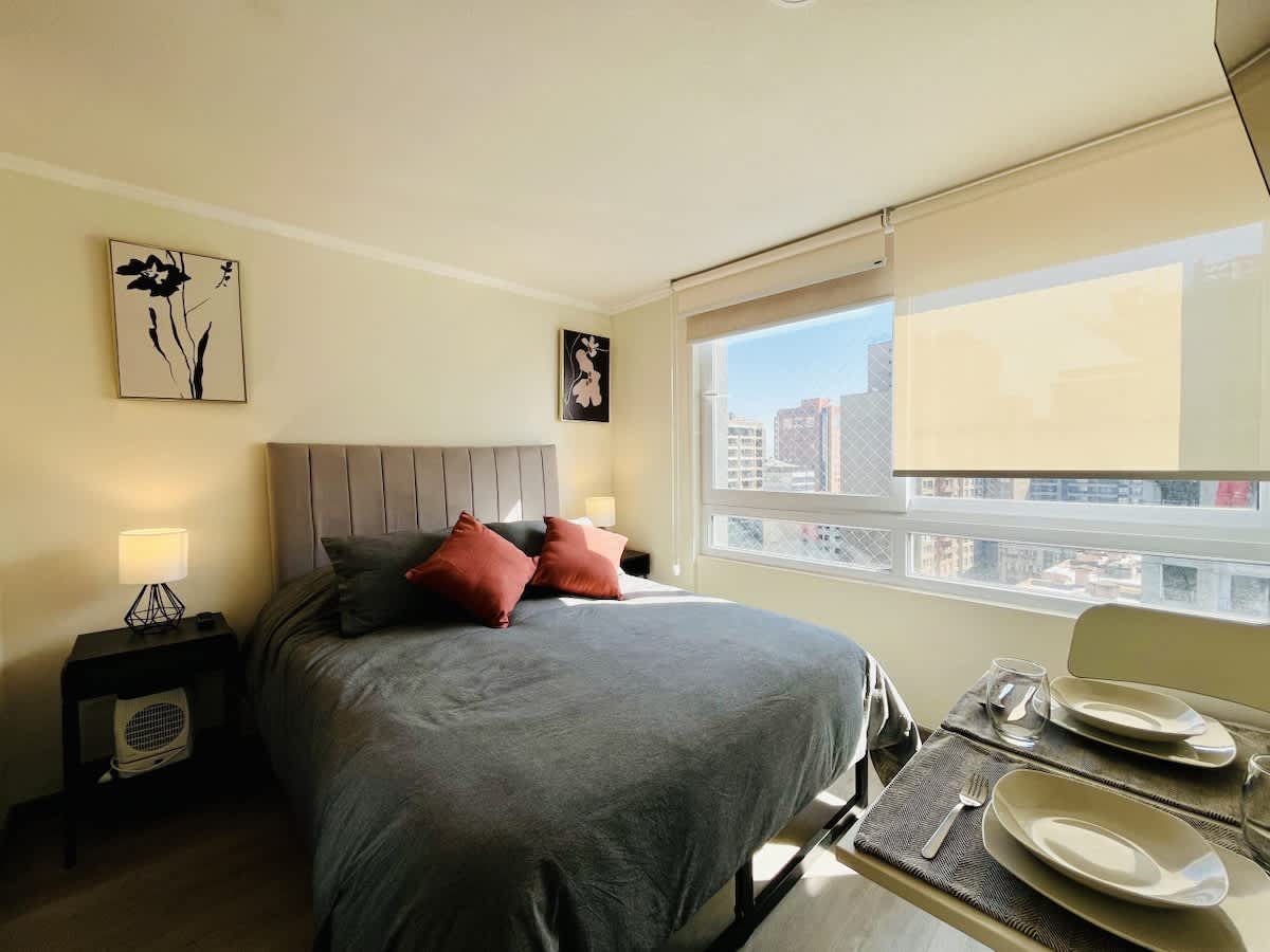 Stylish Downtown Studio w/ Pool & Fast WiFi