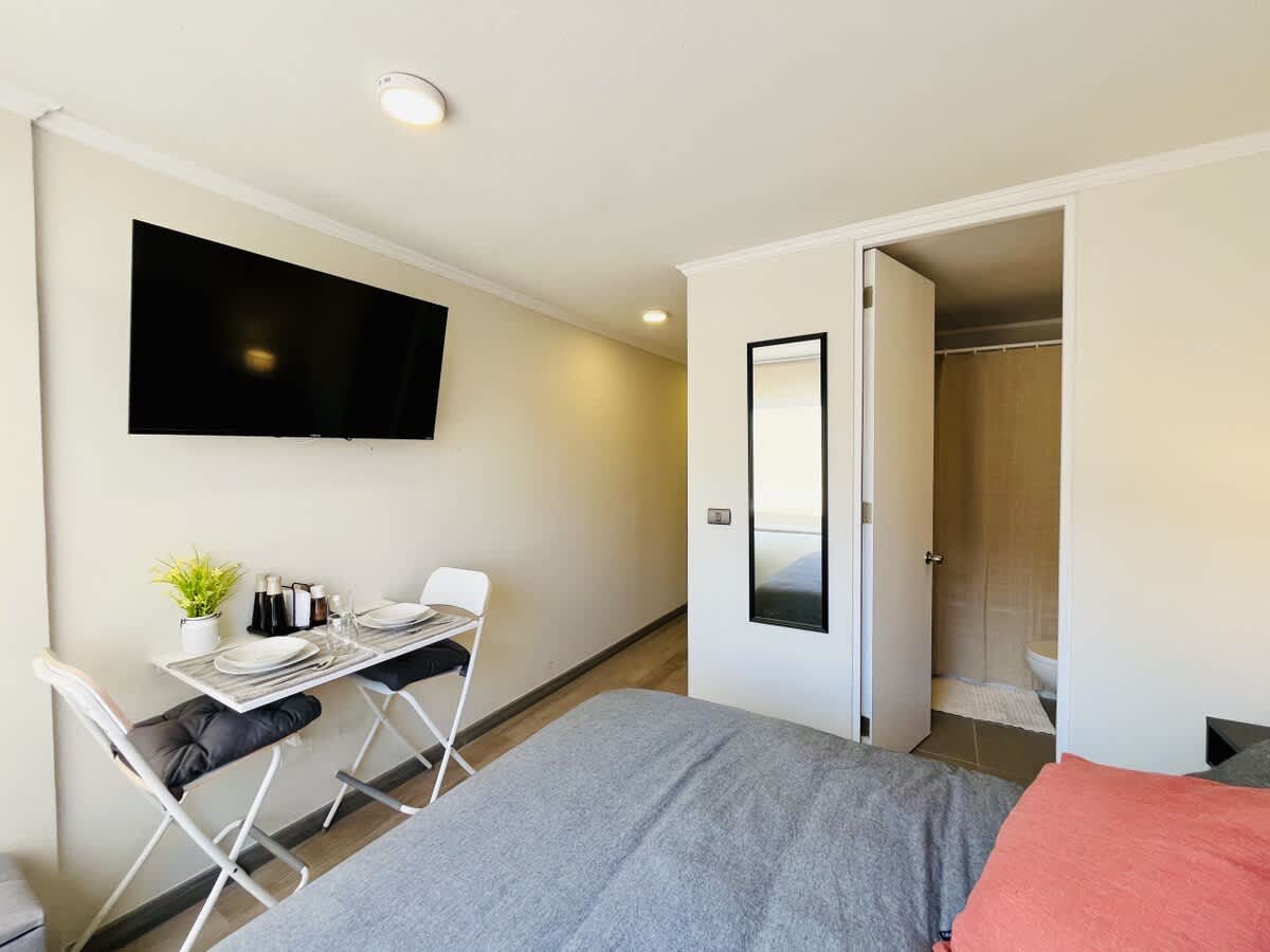 Stylish Downtown Studio w/ Pool & Fast WiFi