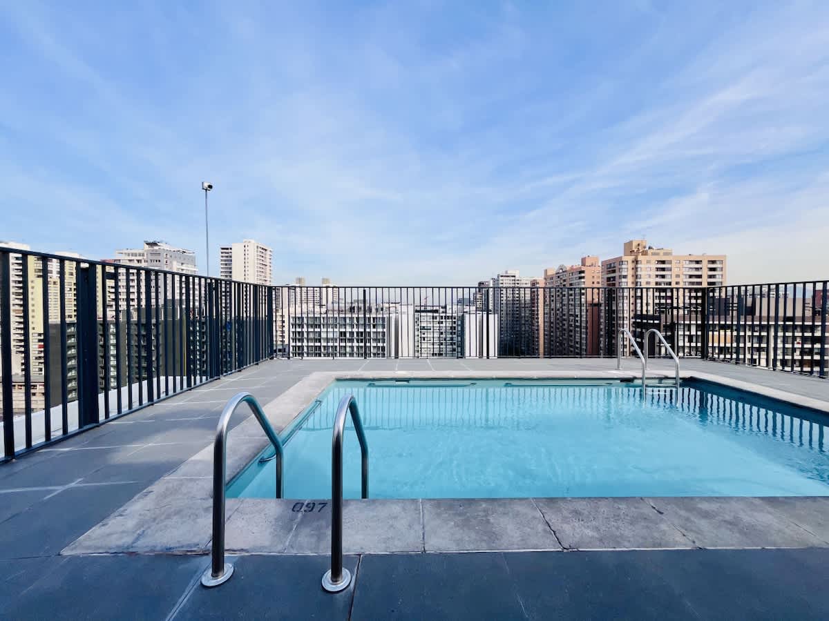 Stylish Downtown Studio w/ Pool & Fast WiFi