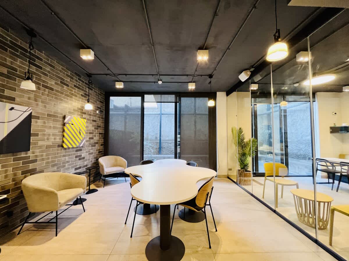 Stylish Downtown Studio w/ Pool & Fast WiFi