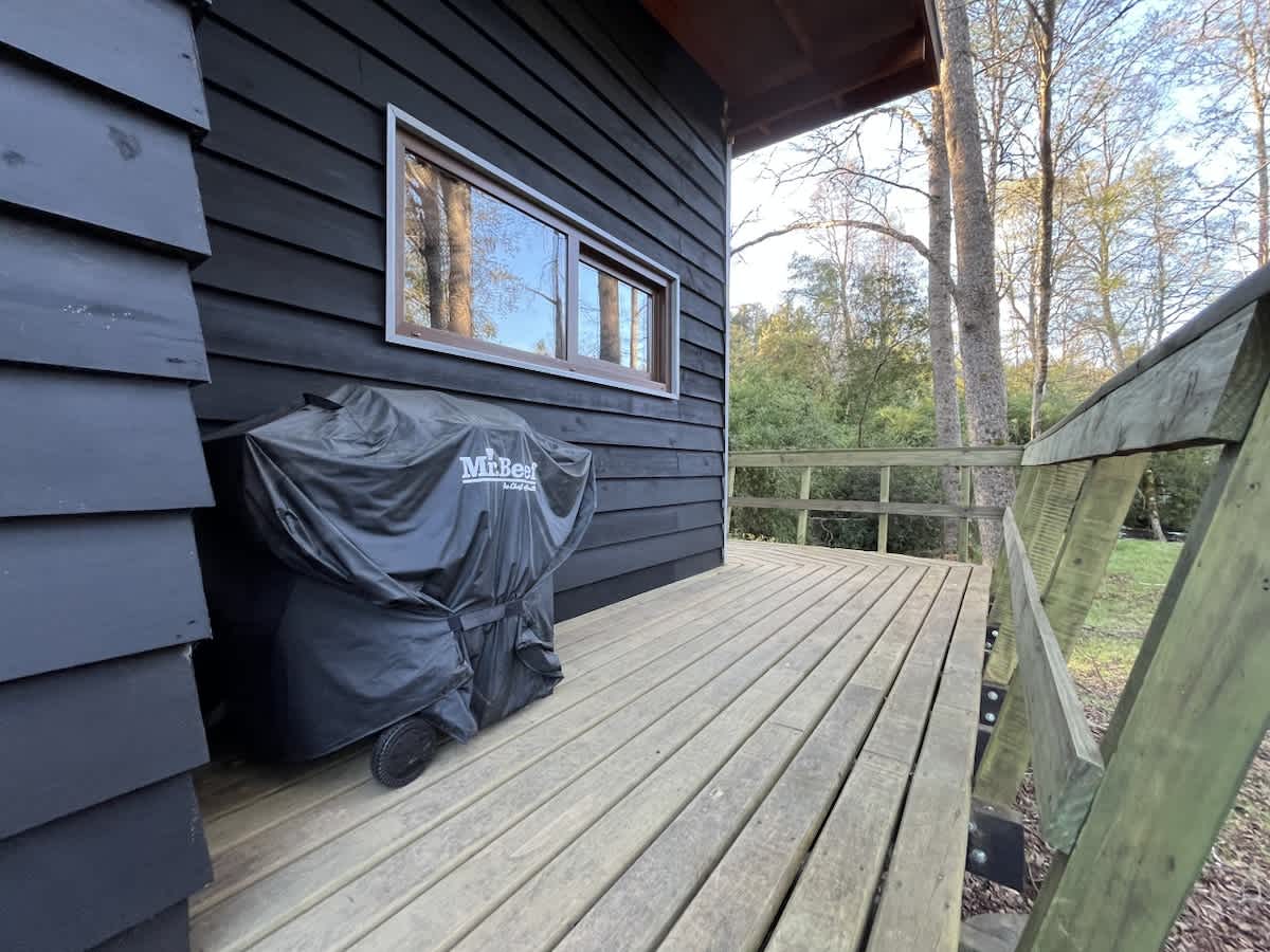 Riverside Cabin - Hot Tub & BBQ