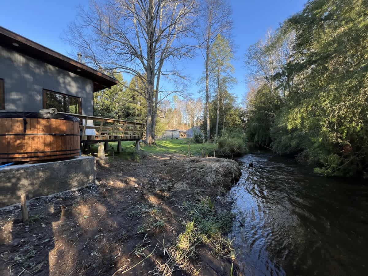 Riverside Cabin - Hot Tub & BBQ