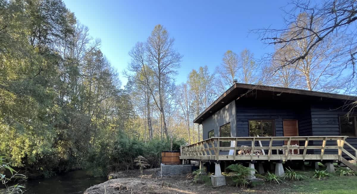 Riverside Cabin - Hot Tub & BBQ