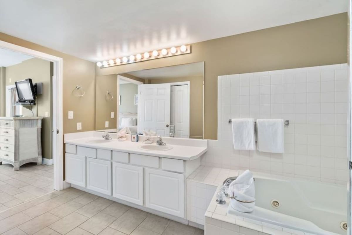 Jade East Towers 1830 | Photo 12