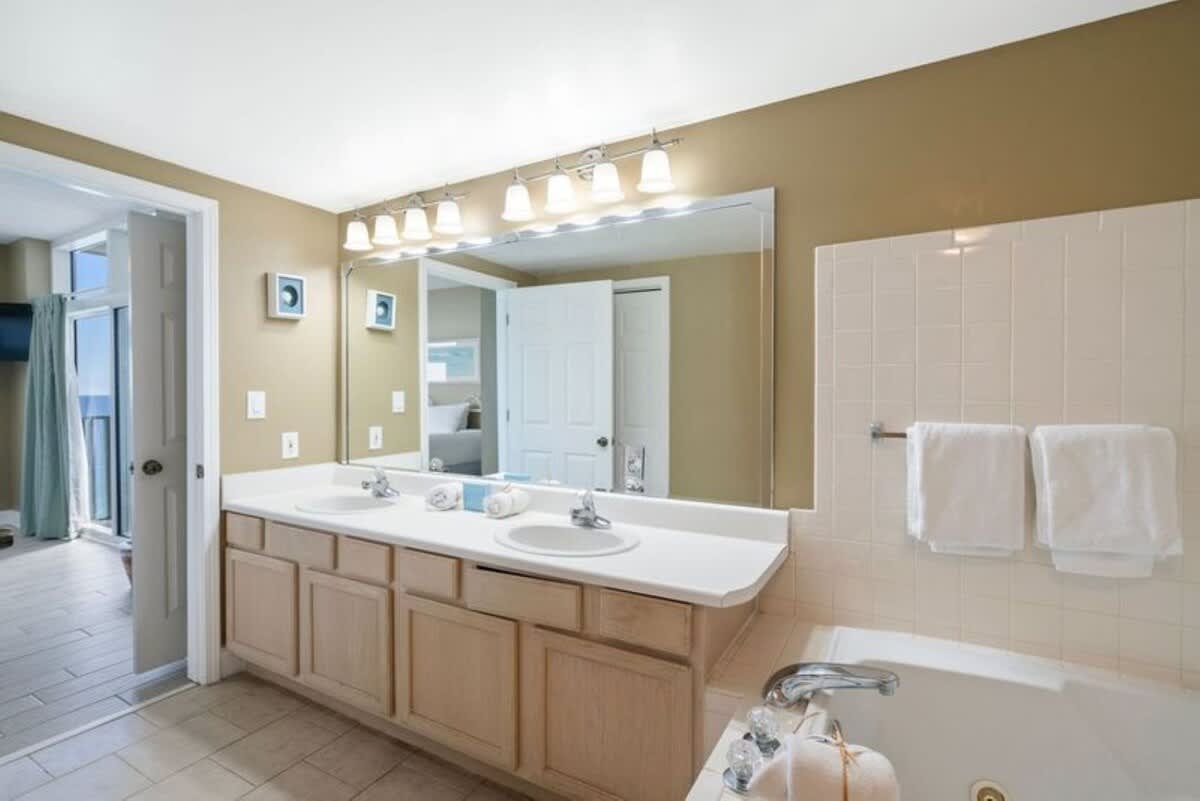 Jade East Towers 1840 | Photo 16