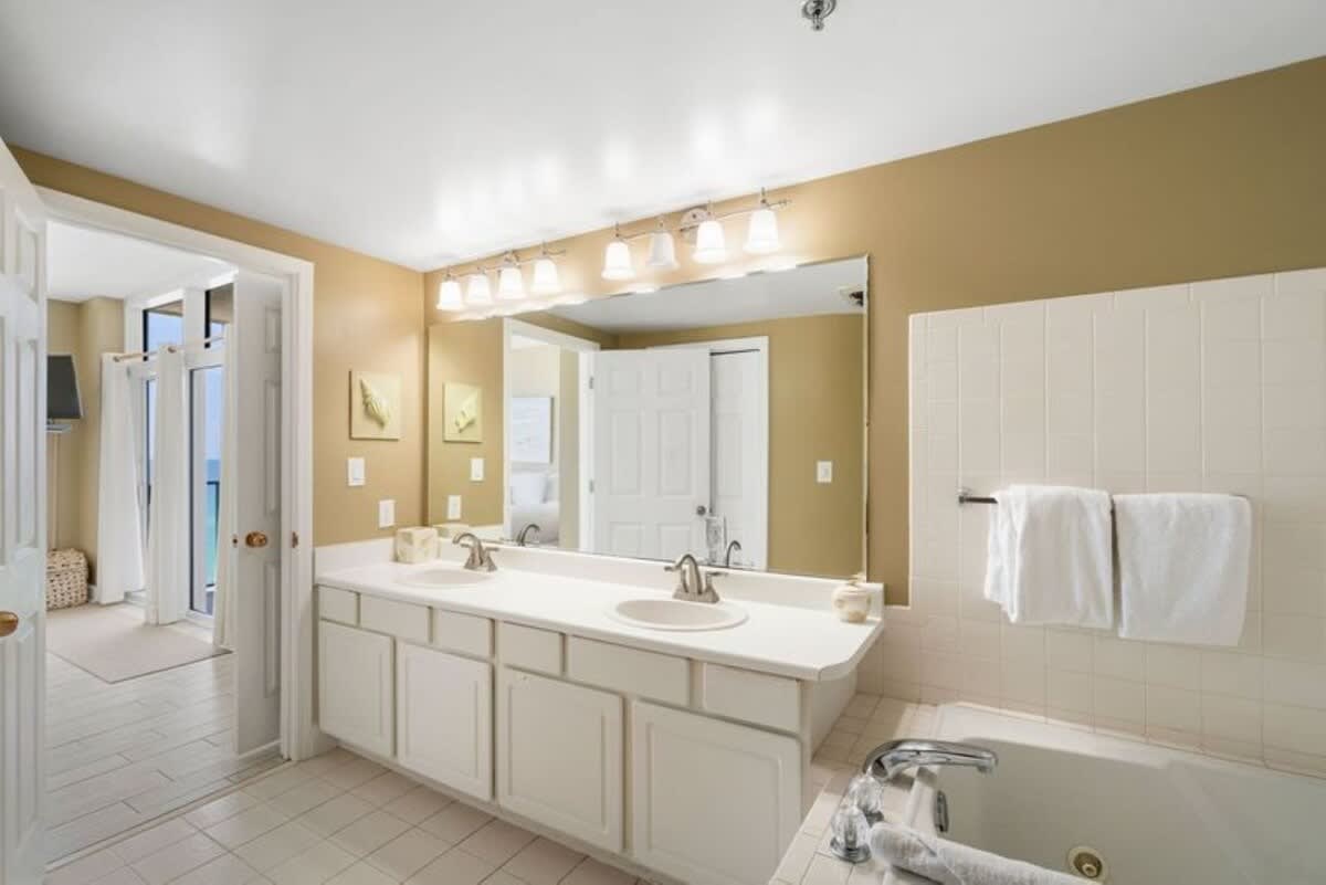 Jade East Towers 0740 | Photo 13