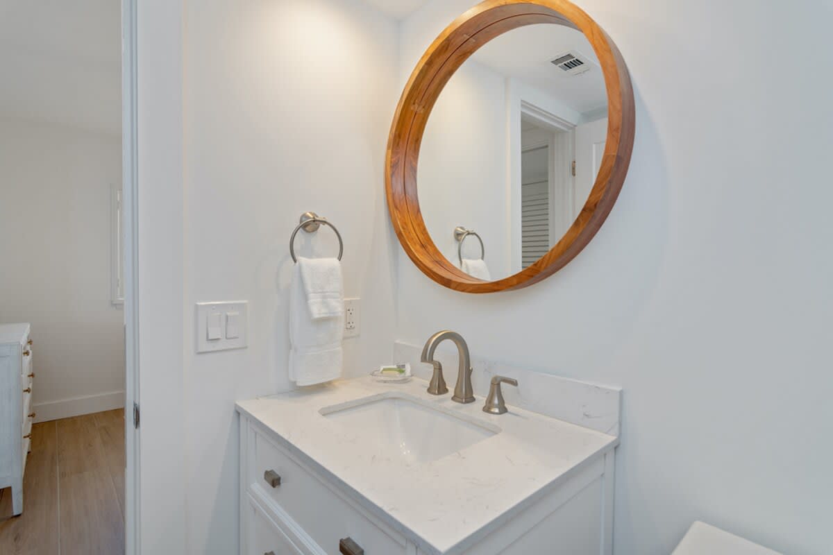 One Seagrove Place 1605 | Photo 28