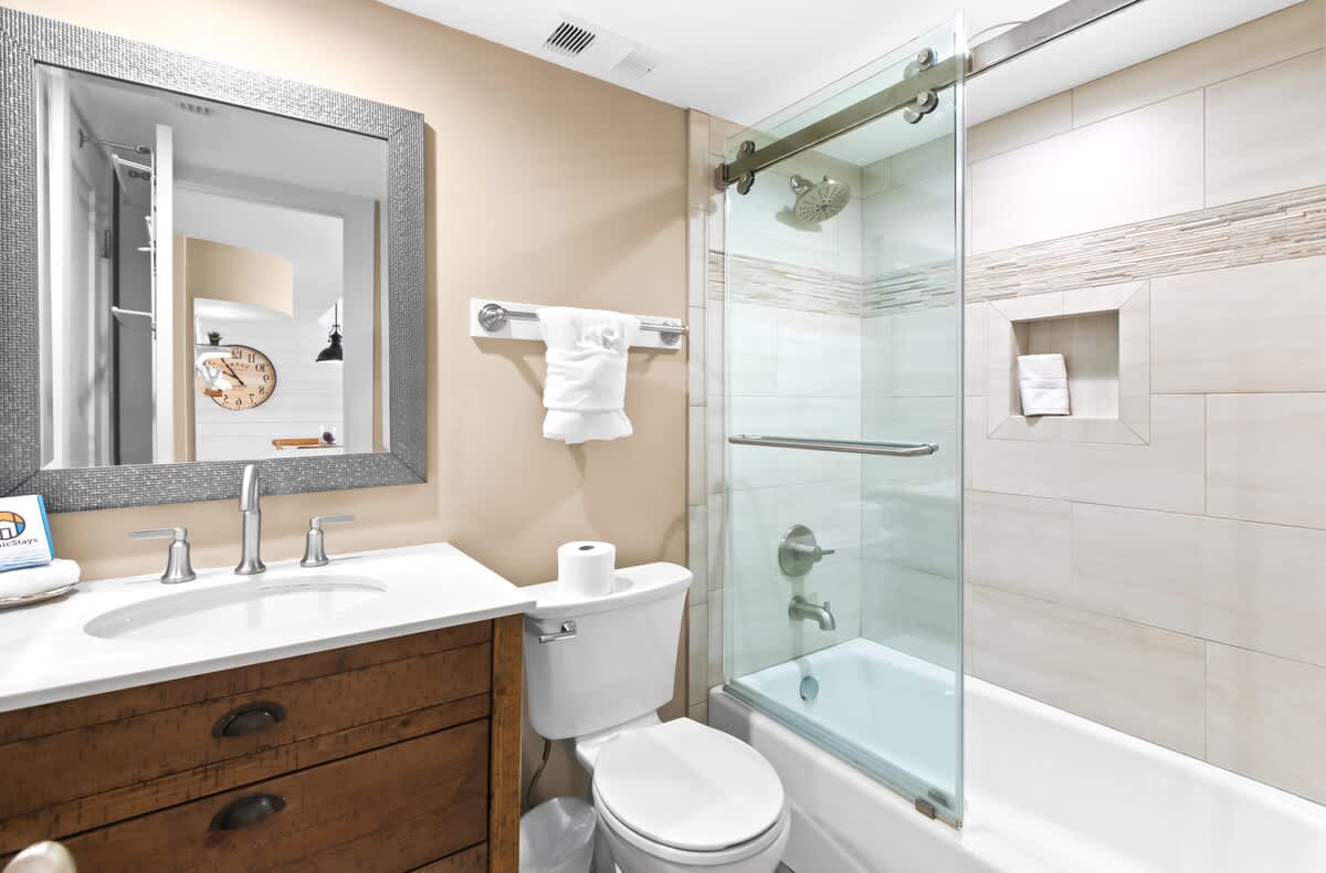 One Seagrove Place 1004 25