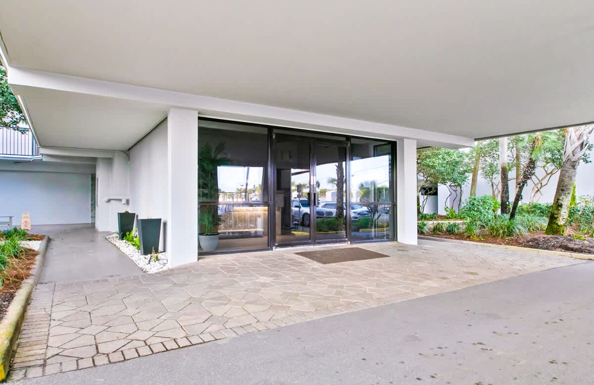 Emerald Towers 0704 40