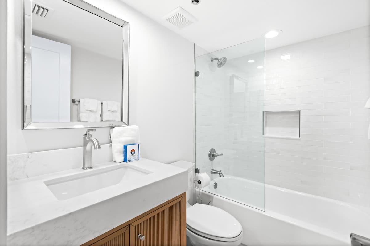 One Seagrove Place 1203 18