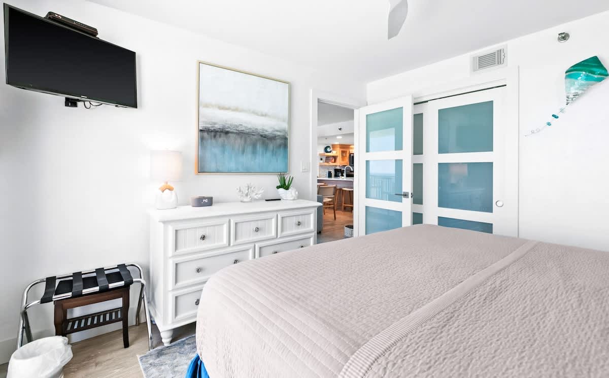 One Seagrove Place 1106 22