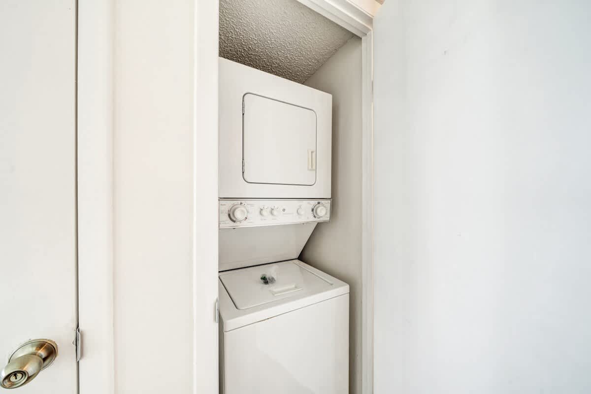 One Seagrove Place 1306 18