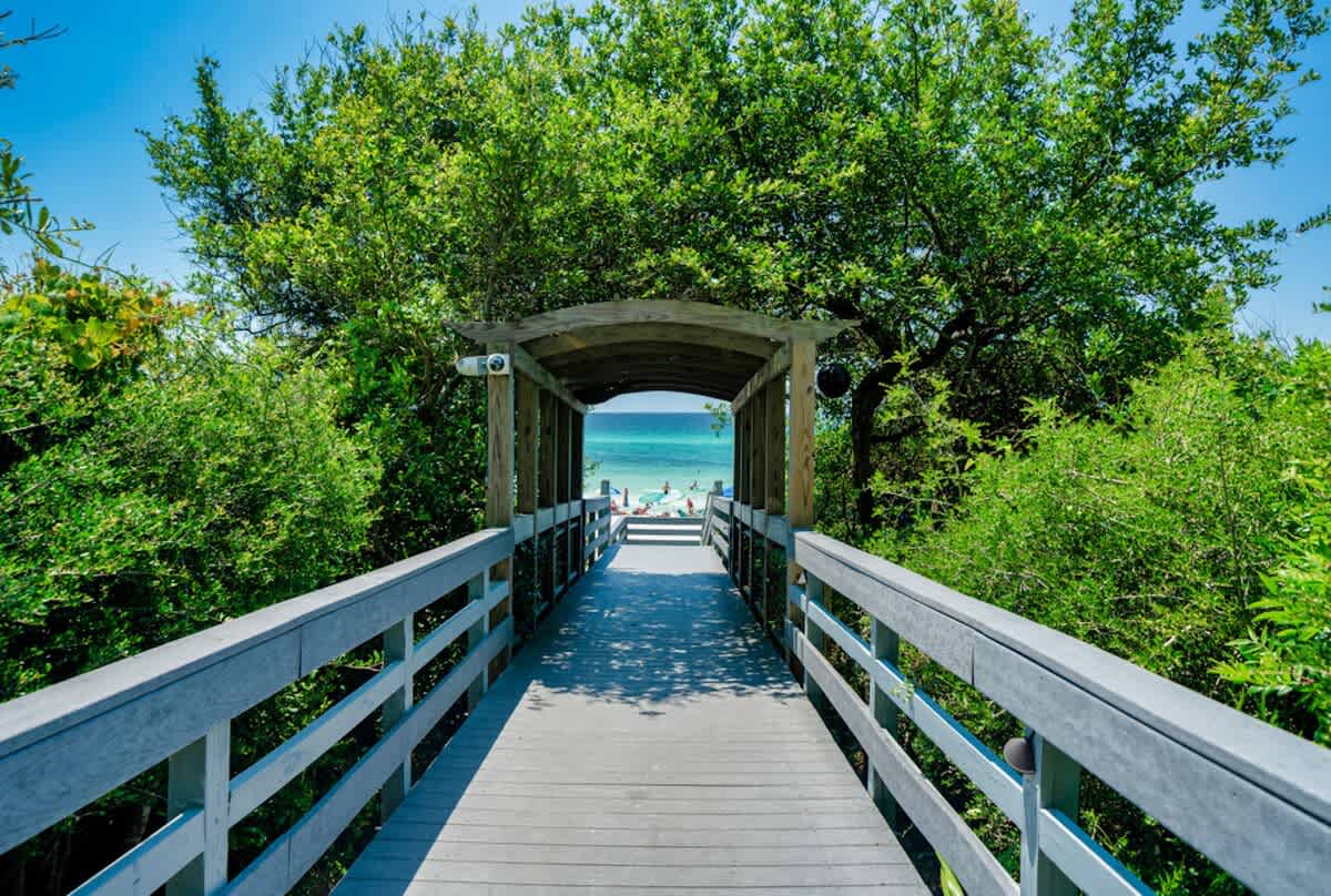 One Seagrove Place 1606 56