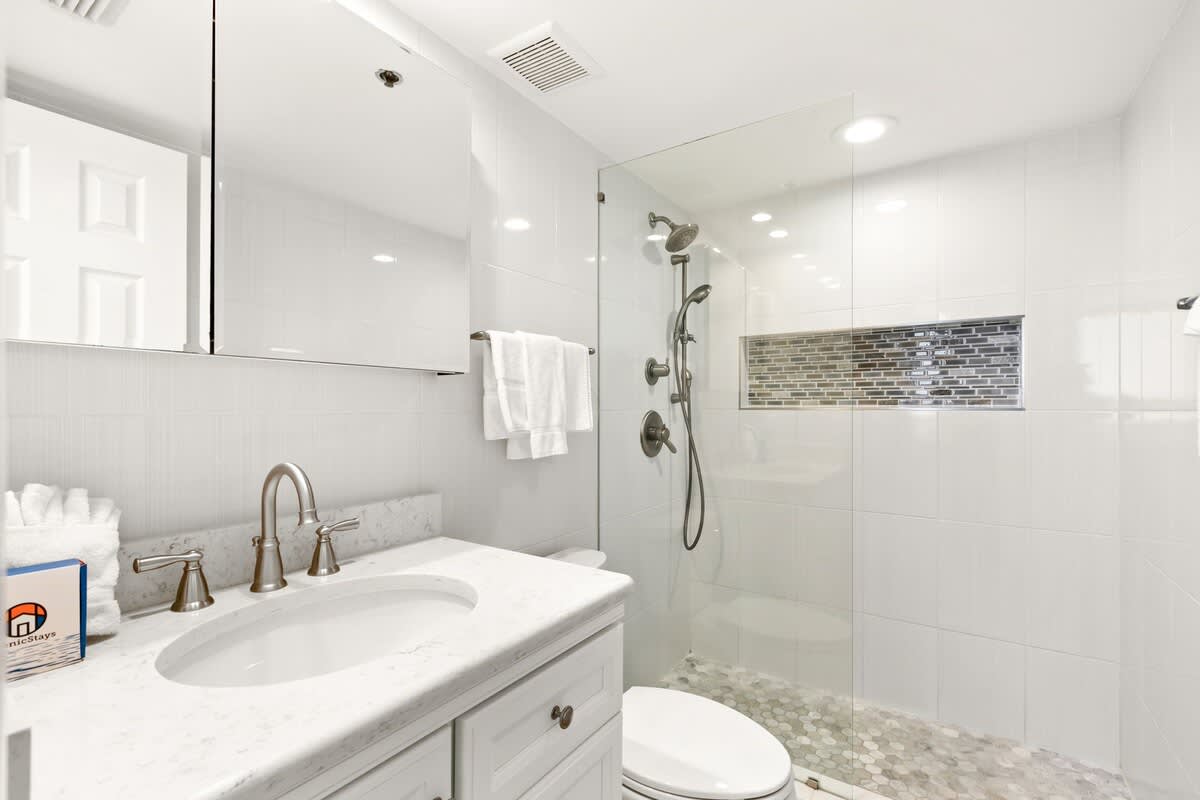 One Seagrove Place 1606 16