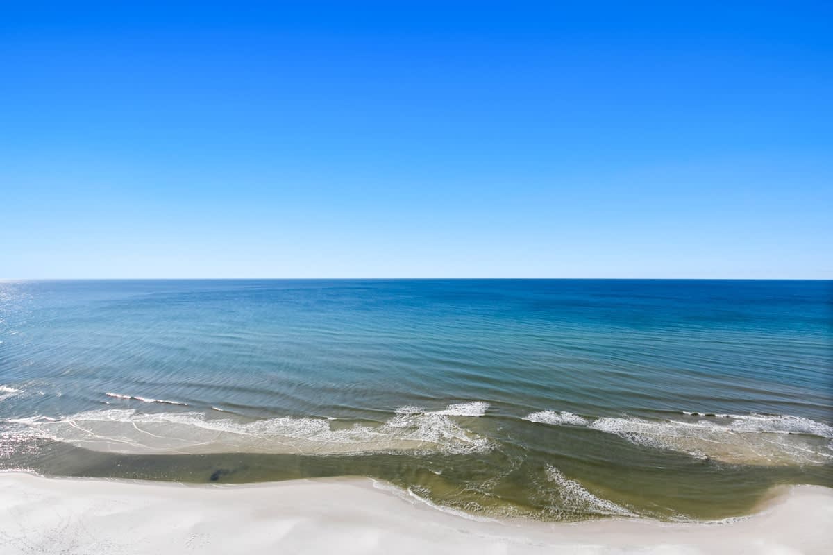 One Seagrove Place 1606 24