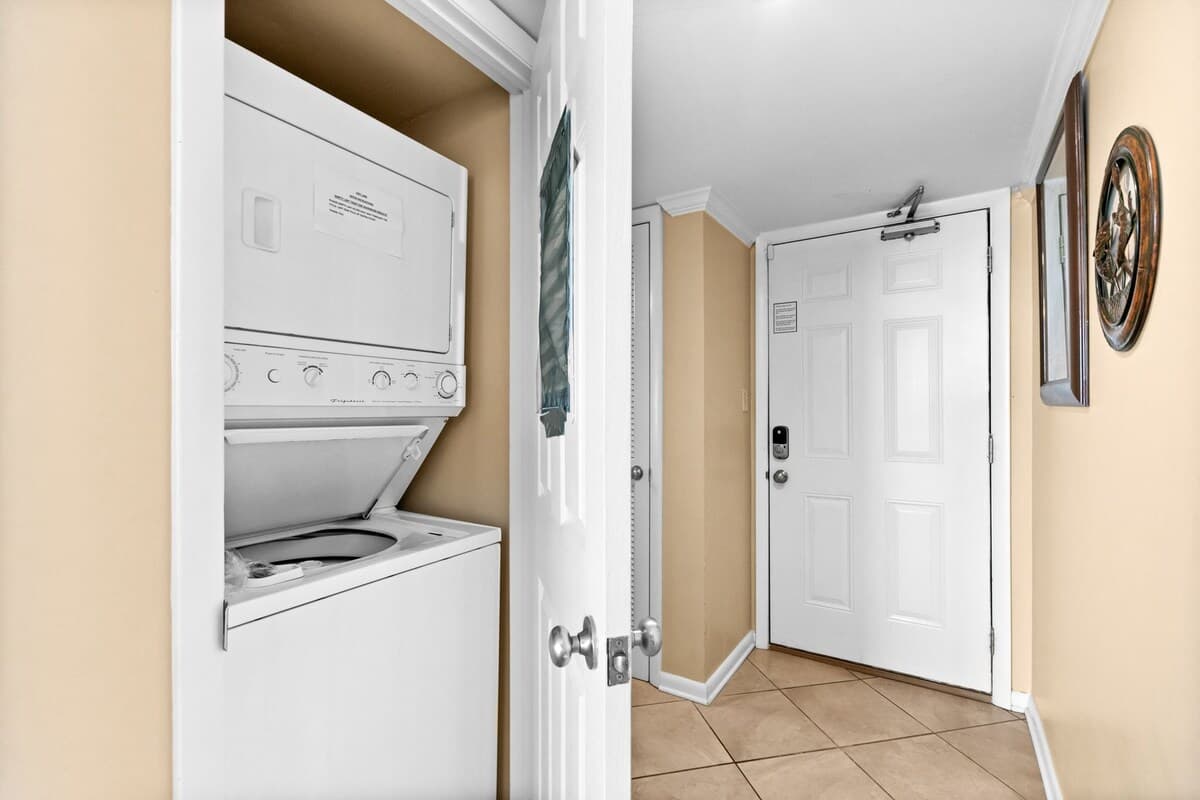 One Seagrove Place 1606 13