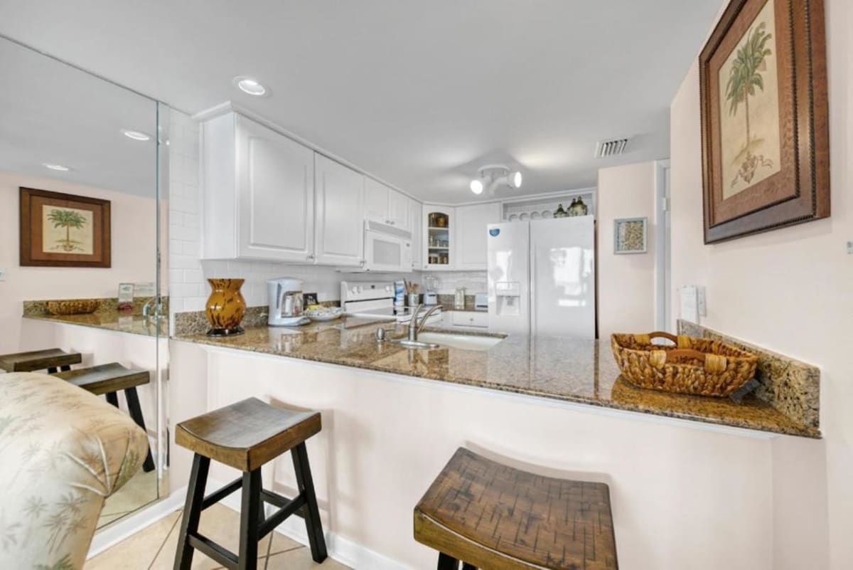 One Seagrove Place 1703 7