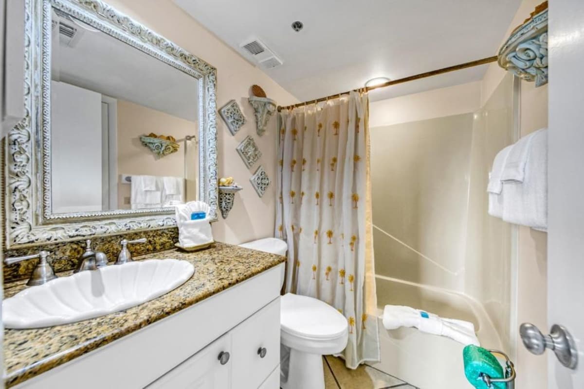 One Seagrove Place 1703 15