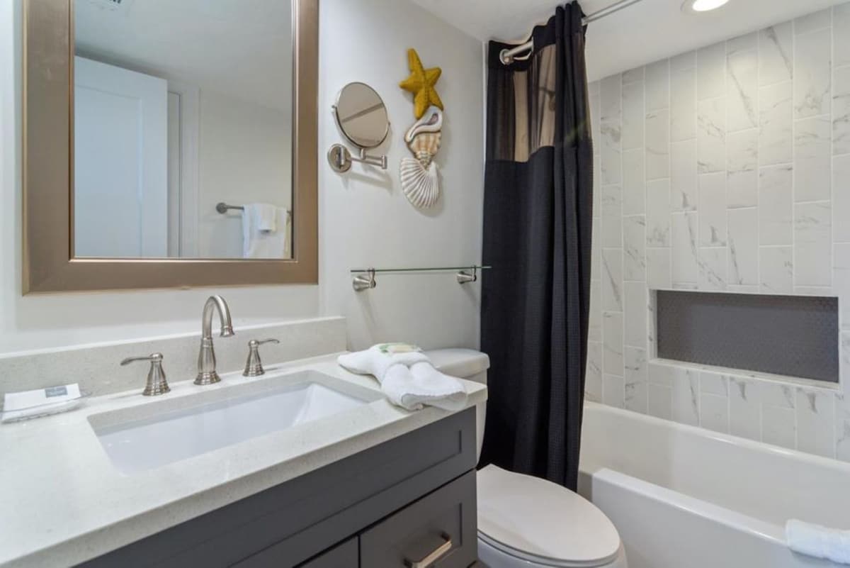 One Seagrove Place 1706 13