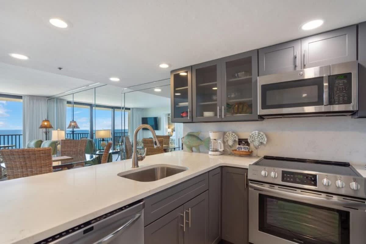 One Seagrove Place 1706 5