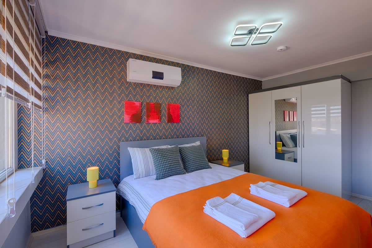 Bright Yellow Flat Near Beach Old Town Free Wifi
