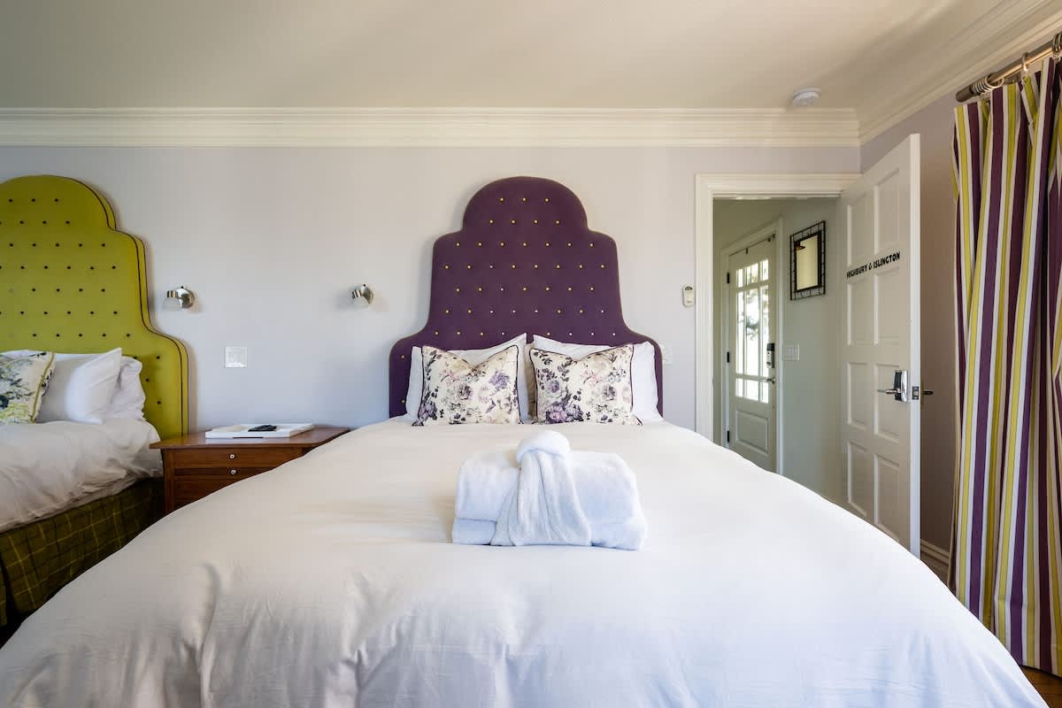 Spacious first-floor retreat with two queen beds—ideal for colleagues on retreat, golf buddies, or families traveling together. Stylish comfort and convenience for every group.