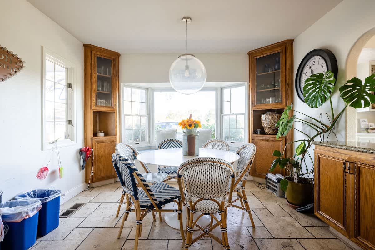 Enjoy breakfast or coffee in this sunny dining nook with garden views. A cozy spot for families, wine country explorers, golfers, or team retreats to start the day together
