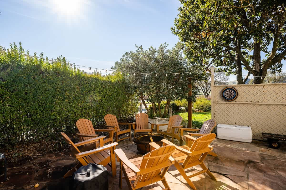 Unwind with friends after a round at nearby CordeValle or Gilroy Golf Courses. Cozy firepit seating with vineyard views makes the perfect 19th-hole retreat