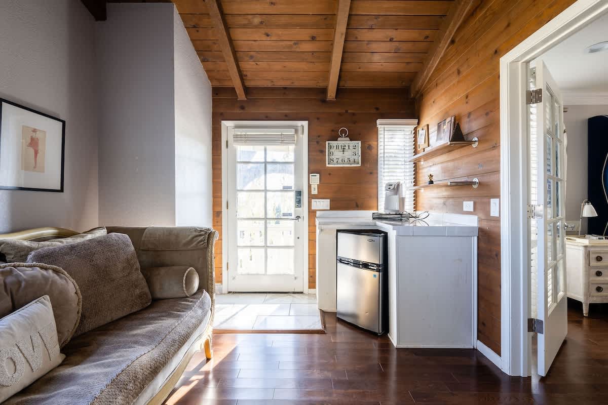 Private master suite convenience with a mini-bar and fridge—perfect for wine lovers, golfers grabbing a quick snack, or corporate guests wanting their own retreat within the retreat.