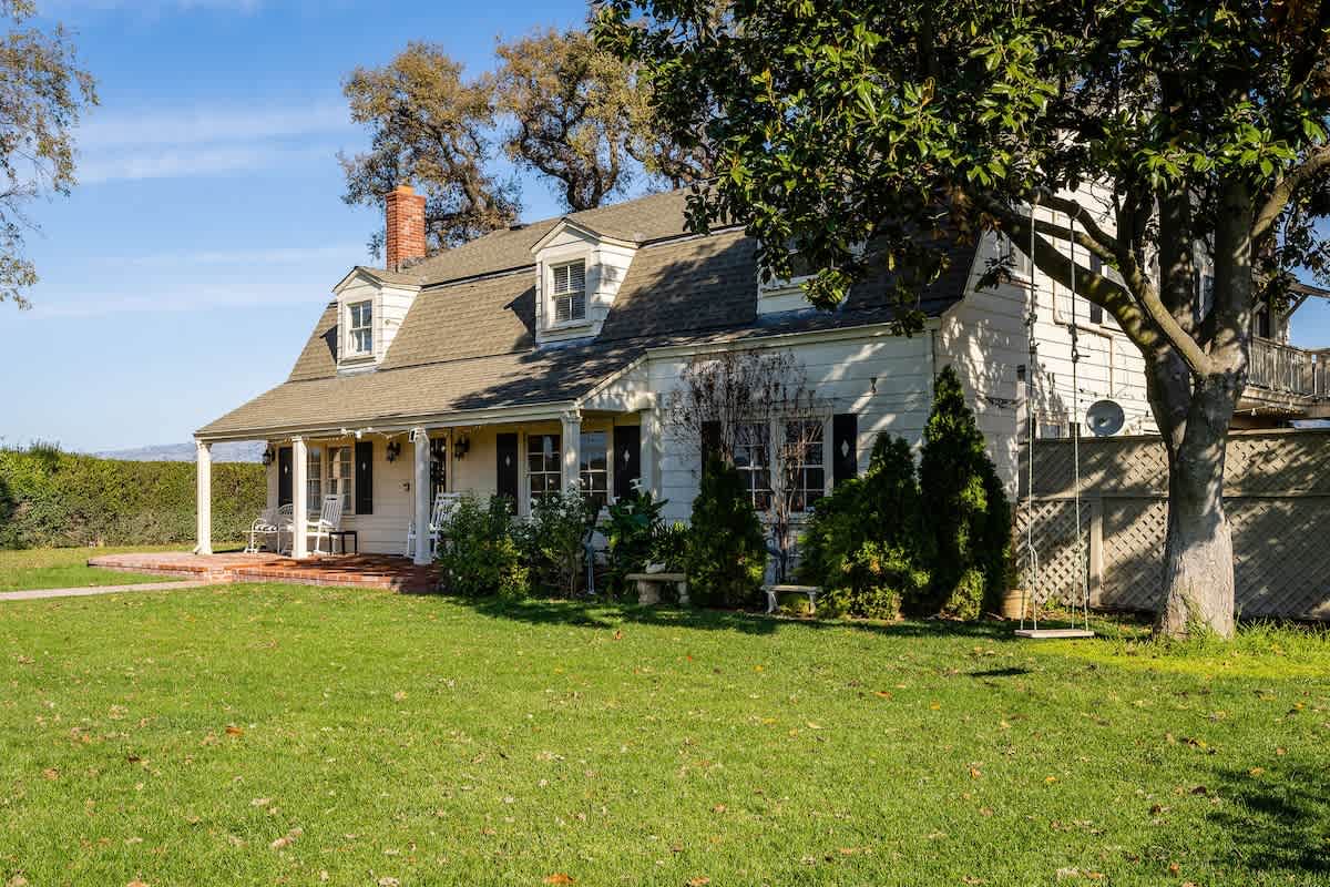 Spacious San Martin farmhouse with big lawns, tree swings & room for kids to play. Families love the pool, hot tub & easy drives to Gilroy Gardens & Santa Cruz.