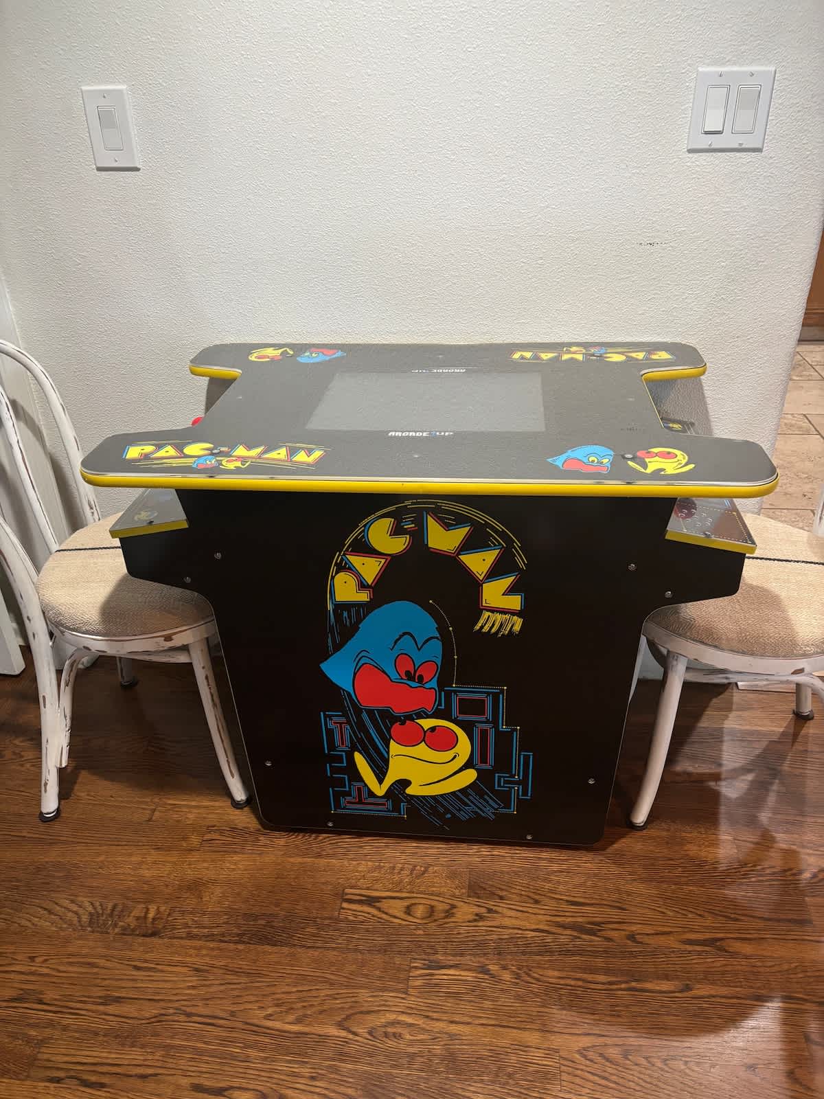 Brand-new Pac-Man arcade table (2025)! Perfect for family fun, team breaks during retreats, golfers unwinding after the course, or wine lovers adding a playful twist to their getaway