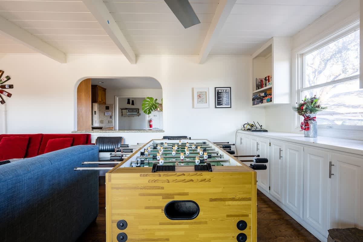 Foosball fun in the spacious living room—perfect for family game nights, corporate team bonding, or unwinding after a day of wine tasting or golf.