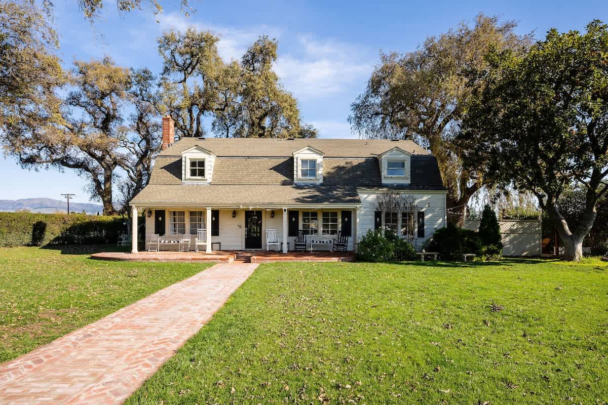 Spacious San Martin farmhouse perfect for family getaways. Six bedrooms, large yard, pool, hot tub & games—create lasting memories near Gilroy Gardens & Santa Clara Valley attractions