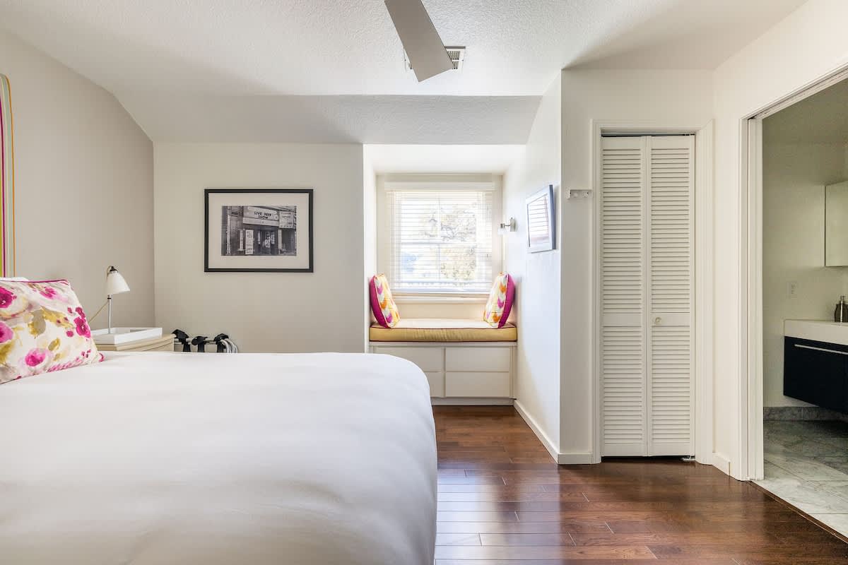 SOHO Bedroom – Queen bed with private en-suite, cozy window seat, and natural light. A chic, peaceful space for couples, business travelers, or a wine country retreat