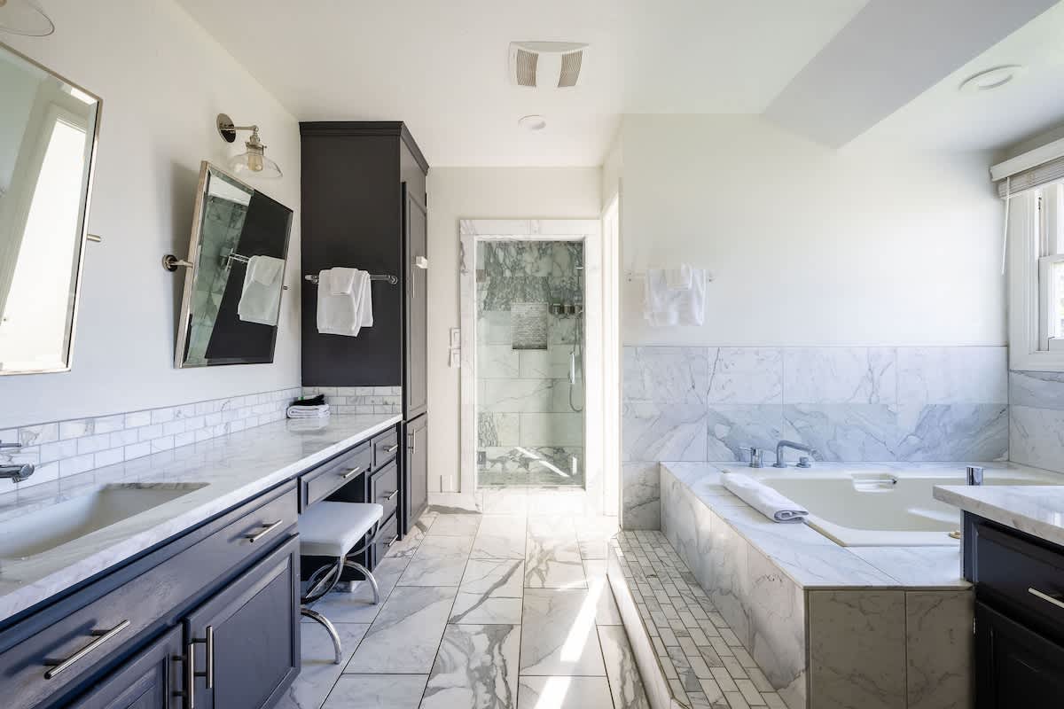 Luxurious Nottinghill master bath with soaking tub, walk-in shower, dual vanities, hair dryer, shampoo, & conditioner. A spa-like escape near San Martin wineries, Gilroy golf, & Morgan Hill retreats.