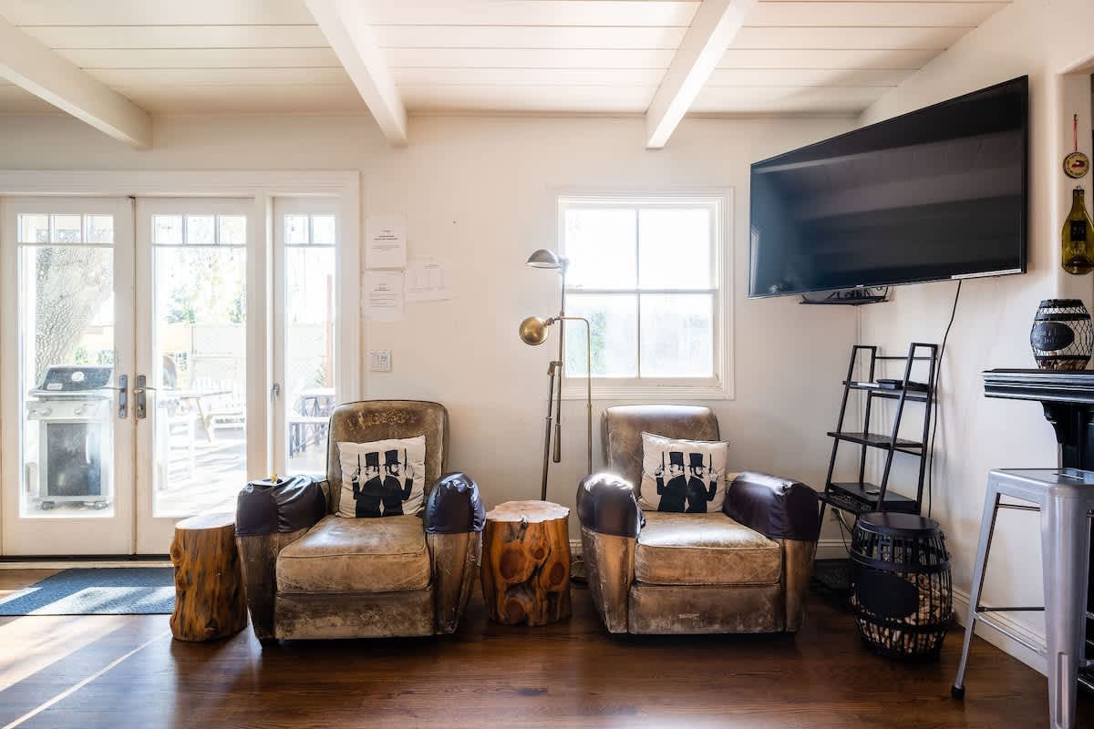 Cozy leather chairs, rustic accents, and a big-screen TV make this spot ideal for family movie nights, golf recaps, or unwinding after wine tasting.