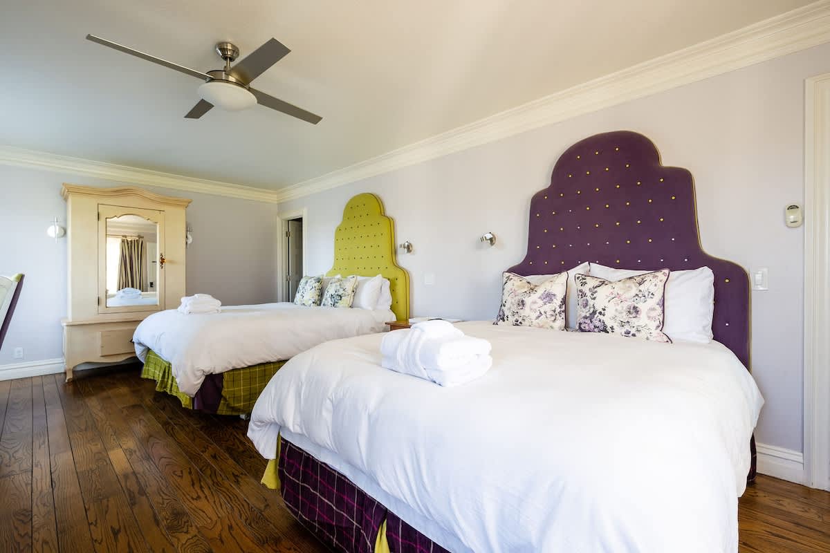 Highbury & Islington Bedroom – two stylish queen beds on the first floor. Perfect for families, friends, or group getaways with comfort, space, and easy access to common areas.