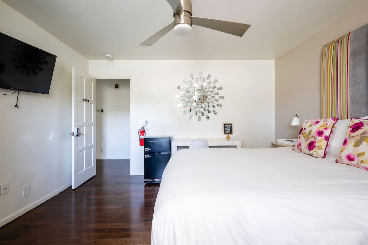 SOHO Bedroom – Queen bed with vibrant décor, smart TV, and modern touches. A bright, stylish retreat perfect for couples, business travelers, and wine country getaways