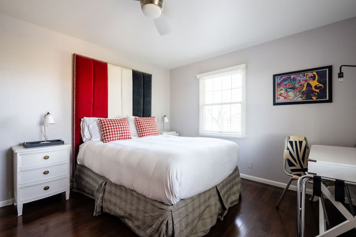 Shoreditch Bedroom upstairs offers a stylish queen bed, bold décor, and natural light—perfect for wine lovers retreating after a day of tastings at San Martin’s boutique wineries.