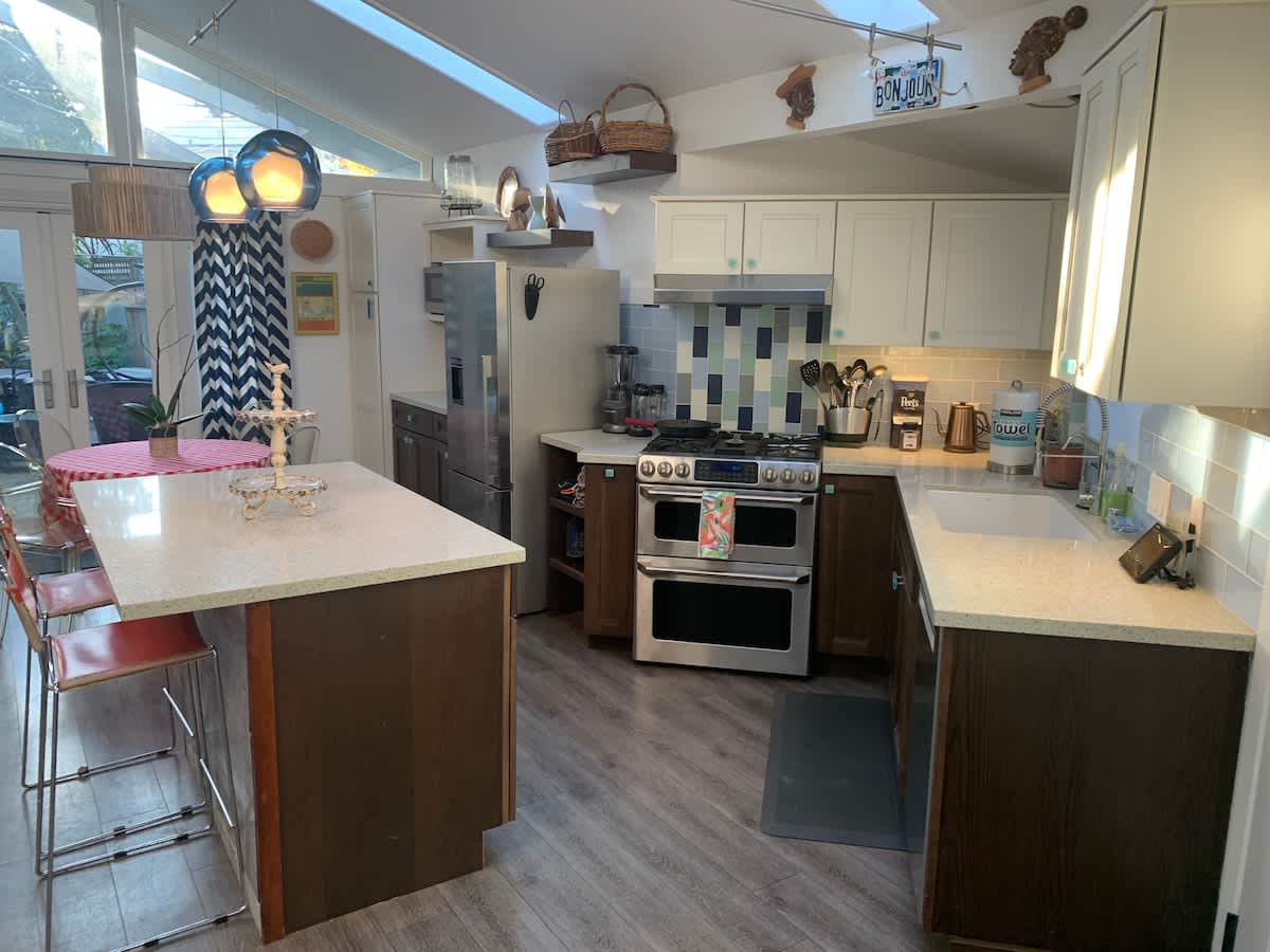 Bright, fully equipped kitchen with modern appliances and seating—perfect for families cooking together, couples enjoying wine nights, or business travelers who prefer a home-cooked meal.