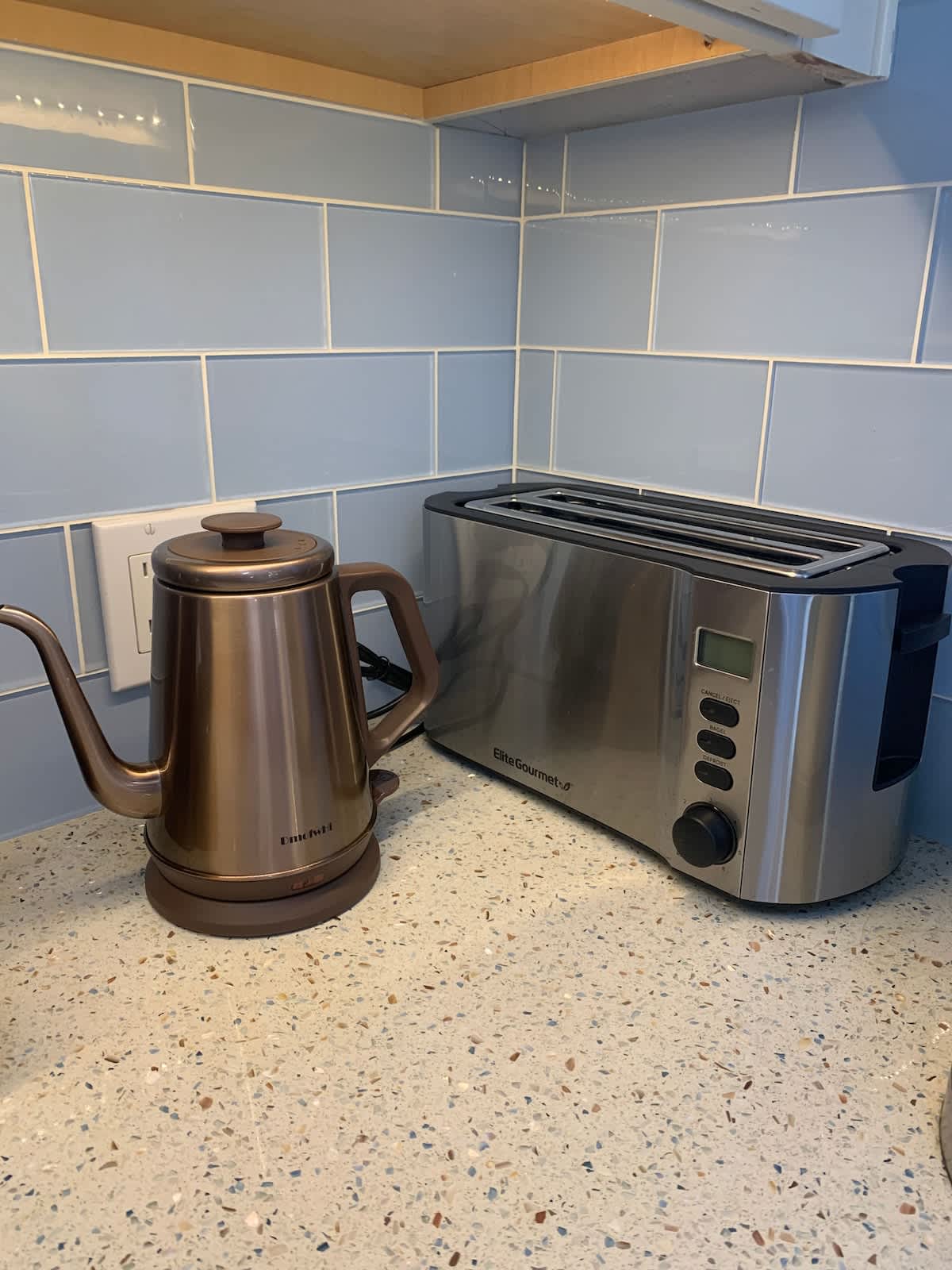 Modern appliances like toaster & kettle make quick breakfasts easy for families, fast coffee for business travelers, or wine lovers pairing snacks with local vintages.