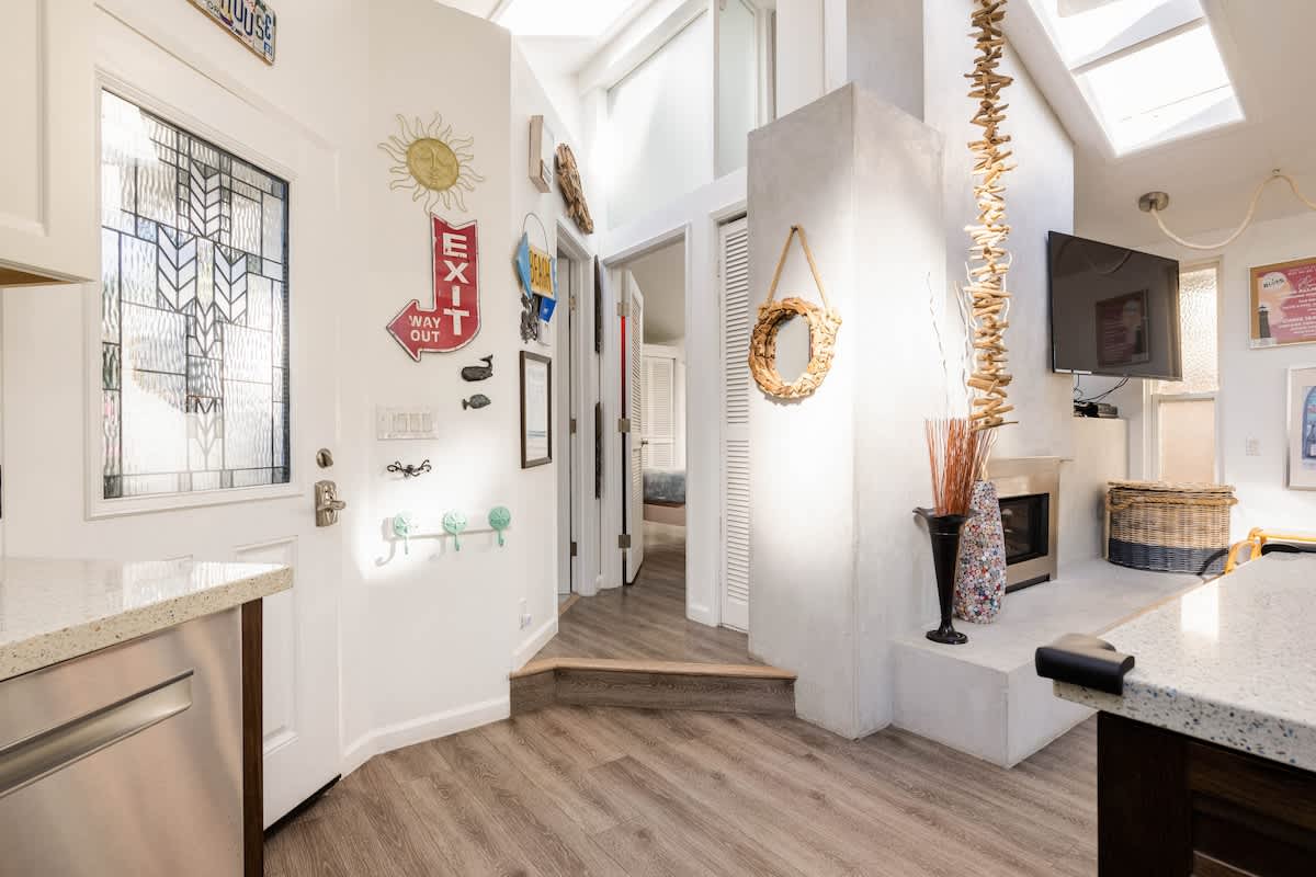 Step into a bright coastal retreat with vaulted ceilings, skylights, and eclectic beach décor. Perfect for families, couples, or remote workers seeking a stylish Monterey Bay stay near Capitola & Santa Cruz attractions.