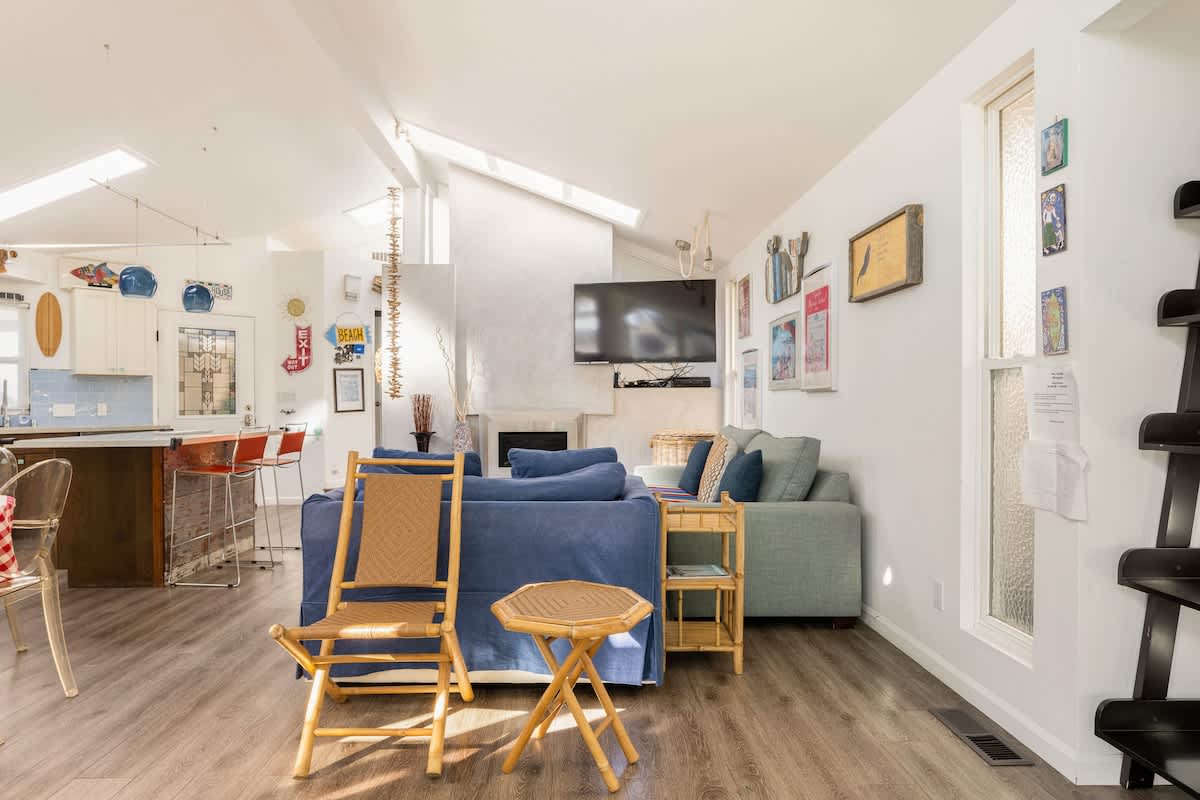 Open living room with smart TV, fireplace, and coastal décor. Great for families to relax, couples to enjoy a cozy evening, or business travelers to unwind after the day.