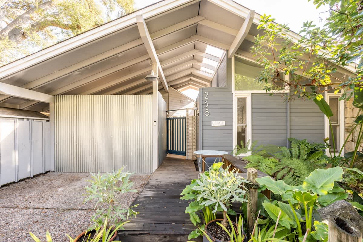 Exterior – Coastal Modern Entrance
Welcome to your Aptos bungalow retreat. The clean, modern exterior and lush greenery set the tone for a relaxing stay by Monterey Bay. Enter through the private gate and step into comfort, style, and coastal charm.
