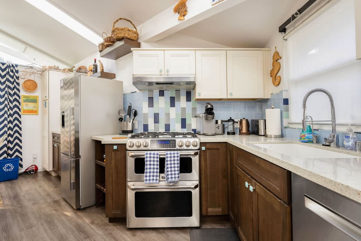 Bright, fully equipped kitchen with gas stove, dishwasher, and modern appliances—perfect for family meals, romantic dinners, or quick business-trip breakfasts.